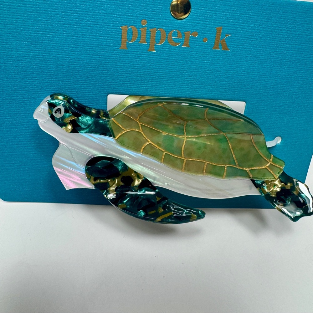 NWT. Piper K sea turtle hair claw clip. Hair accessory acrylic pearlescent color